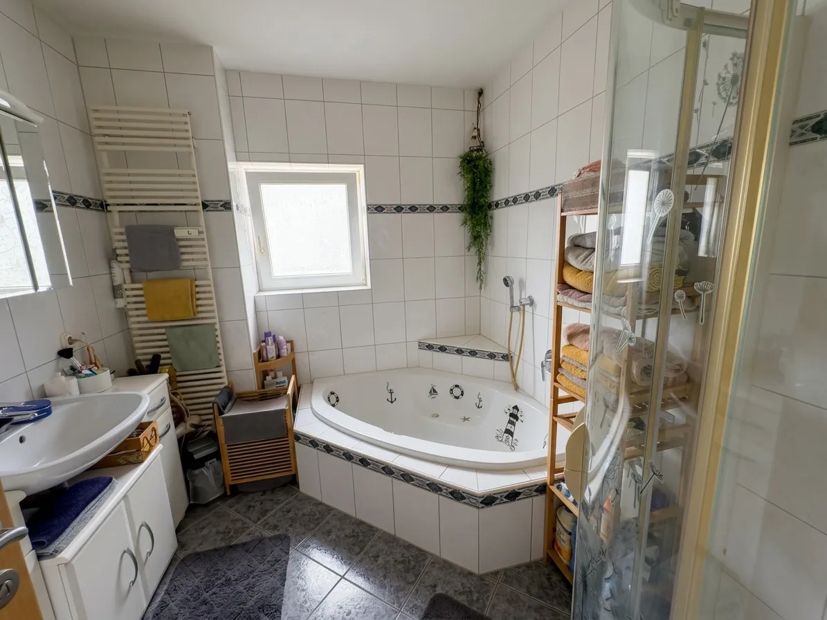 3 - 4 Zimmer Wohnung mit Terrasse, 2 TG Plätze - Ansicht 2