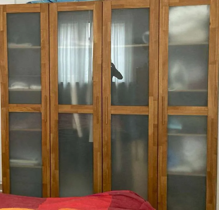 Kleiderschrank 200x200 mit Milchglastüren, € 170,- (3424 Wolfpassing)