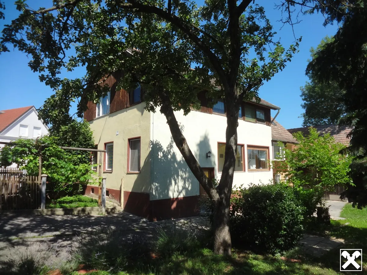 ÄLTERES HAUS - GROSSER GARTEN - SCHEUNE - SCHUPPEN - RUHELAGE - Ansicht 2