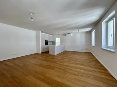 1010! "Wohnen über den Dächern Wiens" - Exklusives 2-Zimmer-DG mit Terrasse und Dachterrasse nahe Rathaus und Burgtheater! – Bild 2