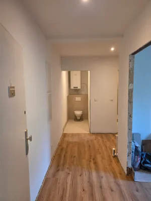 Erstbezug nach Komplettsanierung - Traumhafte 3-Zimmer-Wohnung mit Ruhelage zum Innenhof – Bild 2