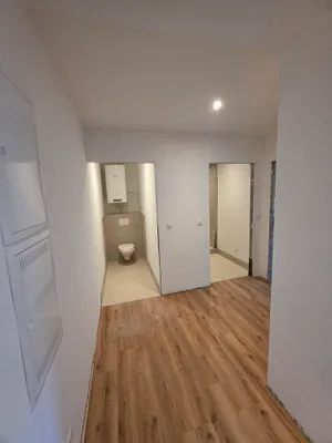 Erstbezug nach Komplettsanierung - Traumhafte 3-Zimmer-Wohnung mit Ruhelage zum Innenhof – Bild 3