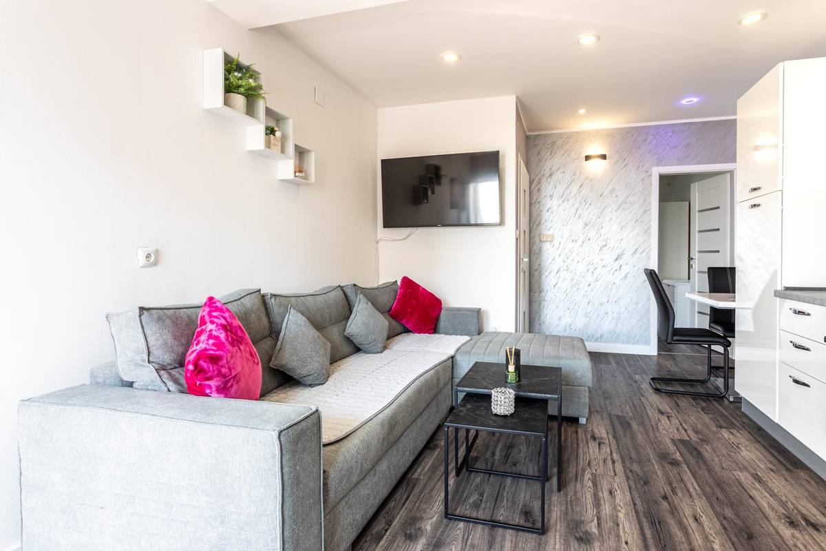 Podstrana, Einzimmerwohnung mit Außenkamin und Parkplatz - Skats 2