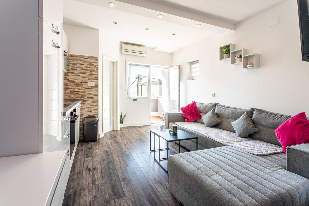 Podstrana, Einzimmerwohnung mit Außenkamin und Parkplatz - Skats 3