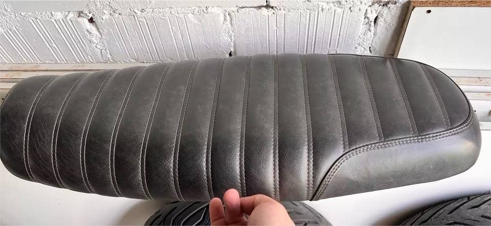 Triumph Bonneville AC Sitzbank Echtleder Alos Cafe Cool Seat,  279,- (6300  Wrgl) - willhaben