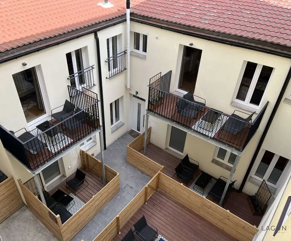 Hofgebäude bestehend aus 3 Wohnungen und 2 Magazinen und 30 m² Garten - Ansicht 2