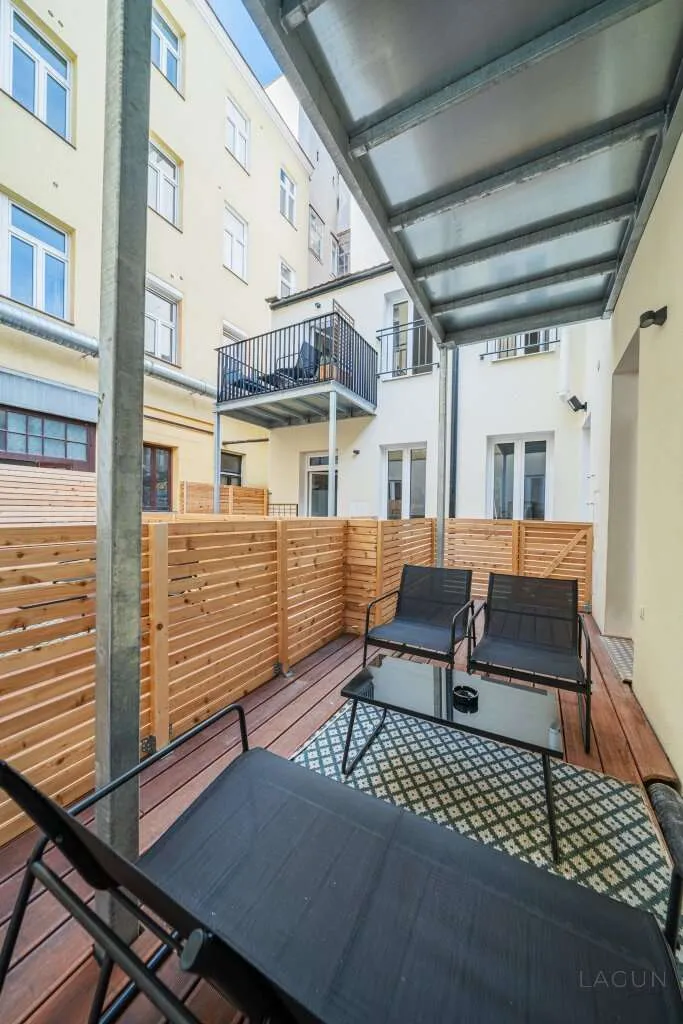 Hofgebäude bestehend aus 3 Wohnungen und 2 Magazinen und 30 m² Garten - Ansicht 3