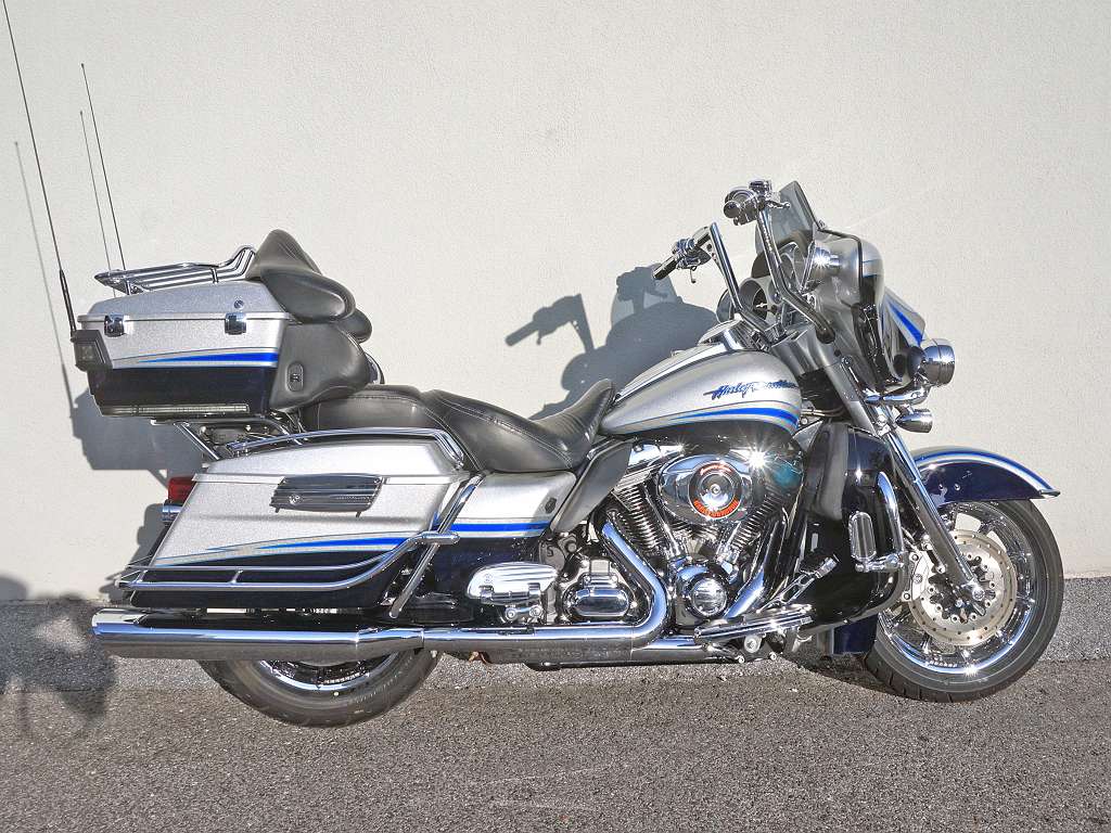 Harley-Davidson CVO Screamin Eagle Electra Glide Ultra Classic FLHTCUSE Tourer