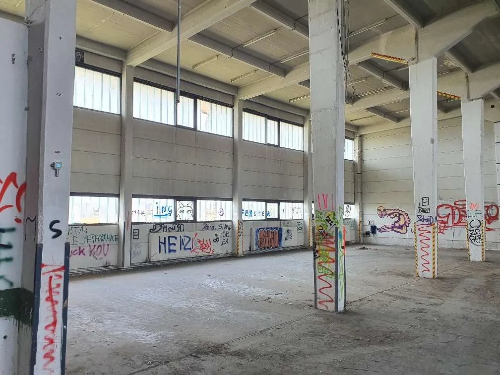 St. Pölten Betriebsgebiet - 3.000 m² Lagerhalle Abstellfläche Lager zu vermieten Heu Stroh Landwirtschaft Heuballen - Ansicht 3