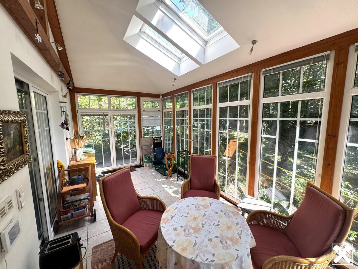 Familienhaus mit viel Platz, Pool, Wintergarten und Potenzial! – pohled 2