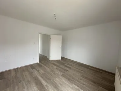LETZTES JAHR SANIERT: 2-Zimmer-Wohnung + Kabinett mit eigener Terrasse!