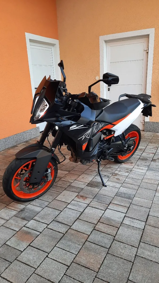 KTM 890
