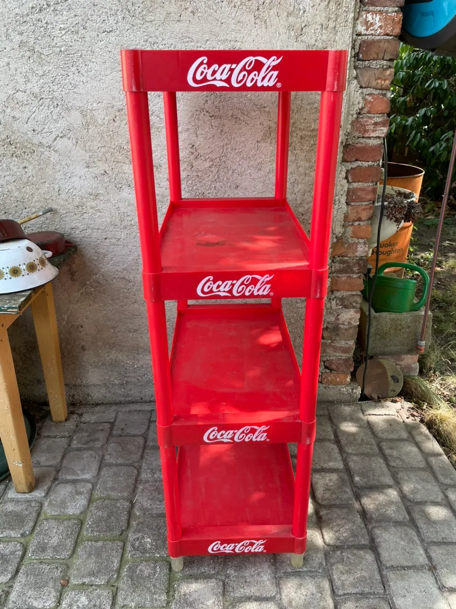Coca Cola Regal aus Plastik, € 30,- (2700 Wiener Neustadt)