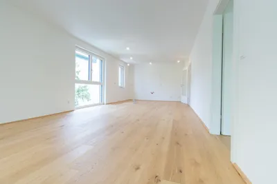Nur 130 Meter zur U1! Charmante 2-Zimmer-Wohnung mit Balkon und Grünblick – Bild 2