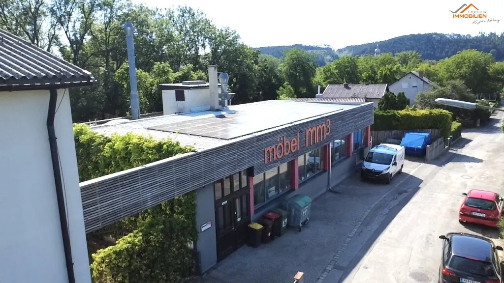 Großzügiges Wohnhaus, Nebentrakt und Betriebshalle mit Lackieranlage - Ansicht 2