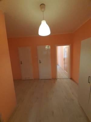 Schöne, renovierte Wohnung in ruhiger Lage im 5. Bezirk, in der Nähe von Verkehrsmitteln und einem großen Supermarkt.