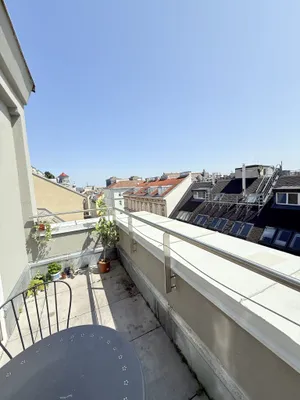 *NEUER PREIS!* 1080! UNBEFRISTET! 5 ZIMMER ! Schönes und frisch saniertes DG mit Balkon! – Bild 2