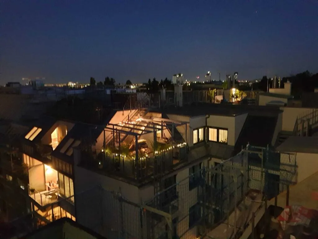HETZENDORF: Klimatisierte 3 Zimmer-DG-Wohnung mit 2 Terrassen und Garagenplatz - Ansicht 2