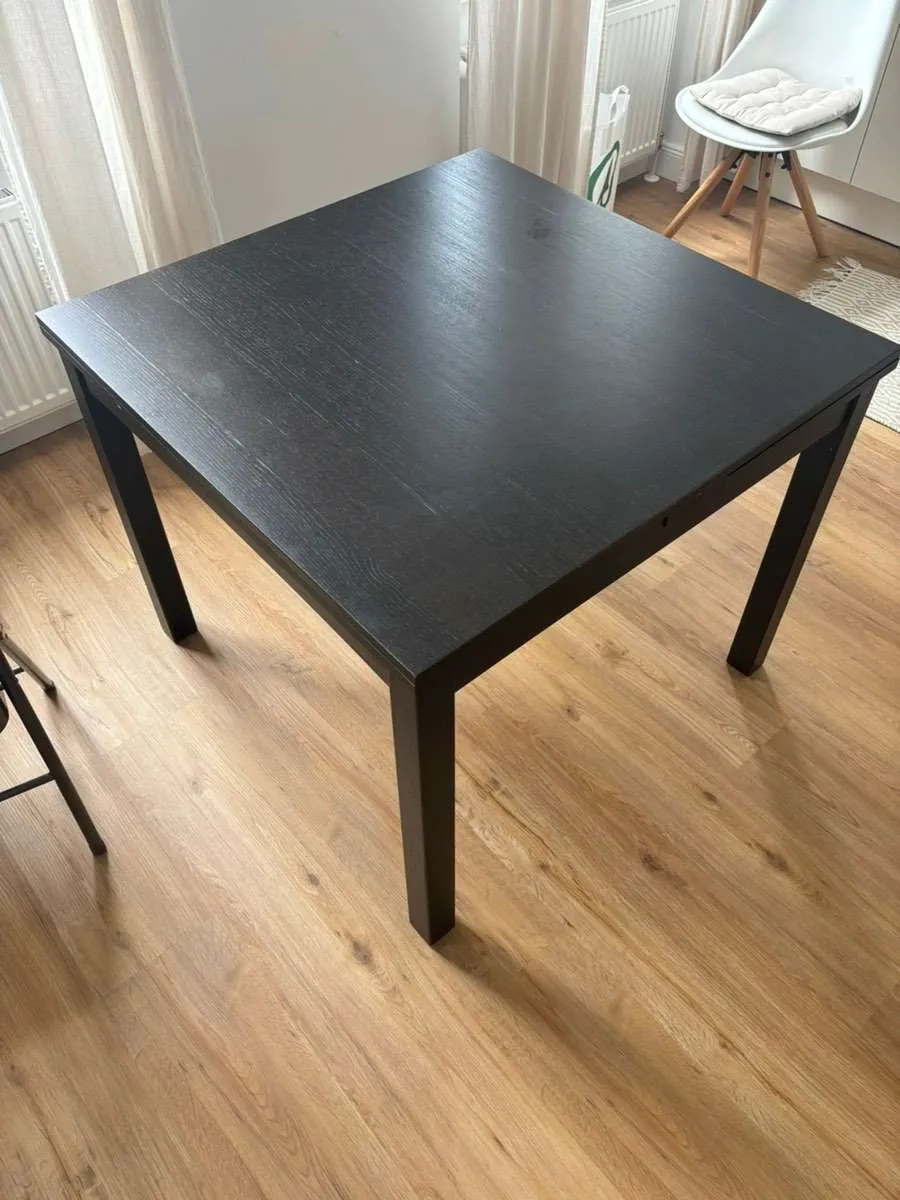 IKEA BJURSTA Ausziehbarer Esstisch (Basis 90x90), € 35,- (1150 Wien)