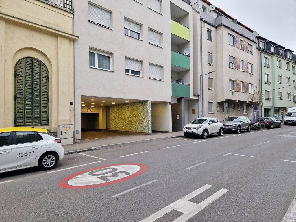 Parkplatzsuche ade! Praktische Tiefgaragenstellplätze nahe Einkaufszentrum Schwechat - Ansicht 3