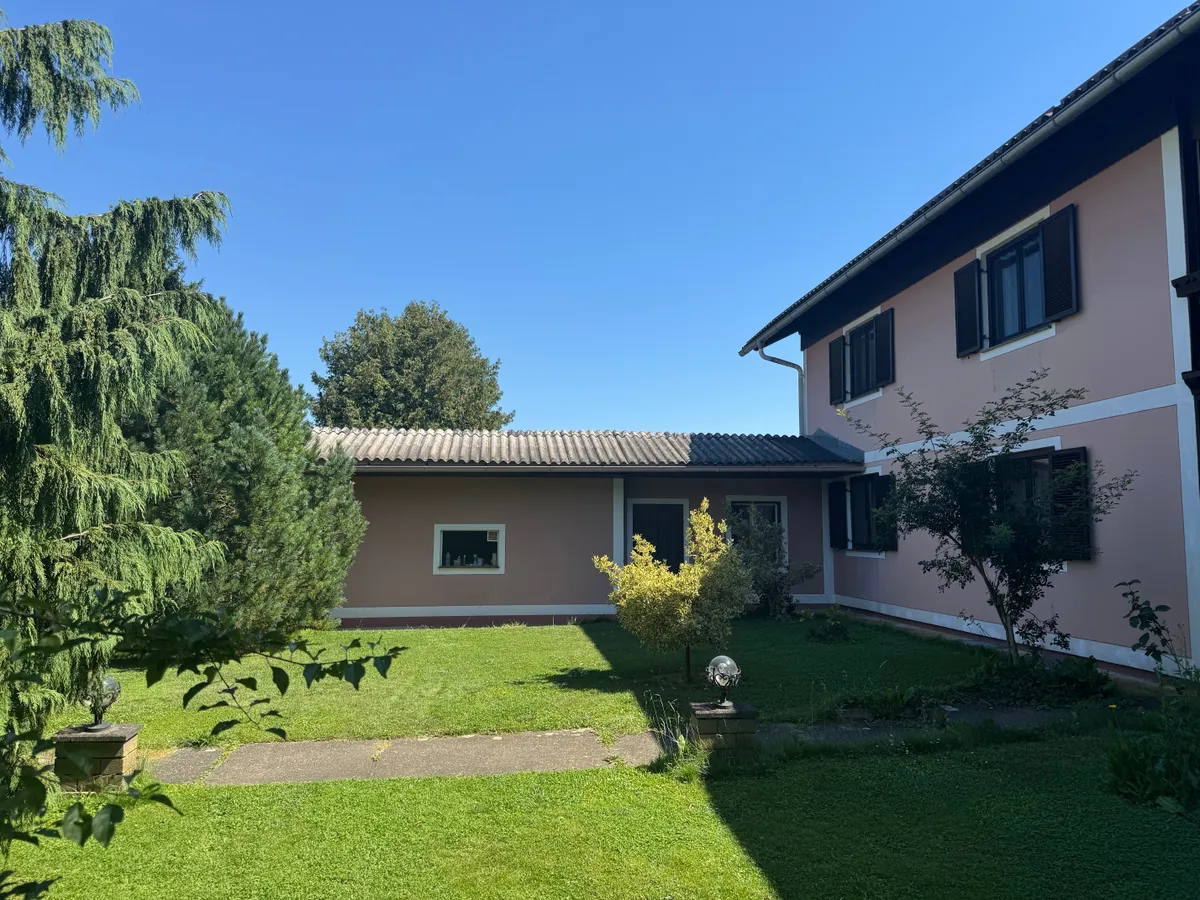 Großzügiges Ein- oder Zweifamilienhaus mit weitläufigem Garten, vier Garagen, Werkstatt und viel Raum für Familie, Hobby und Platz für neuen Wohnraum in der Südsteiermark - Ansicht 2