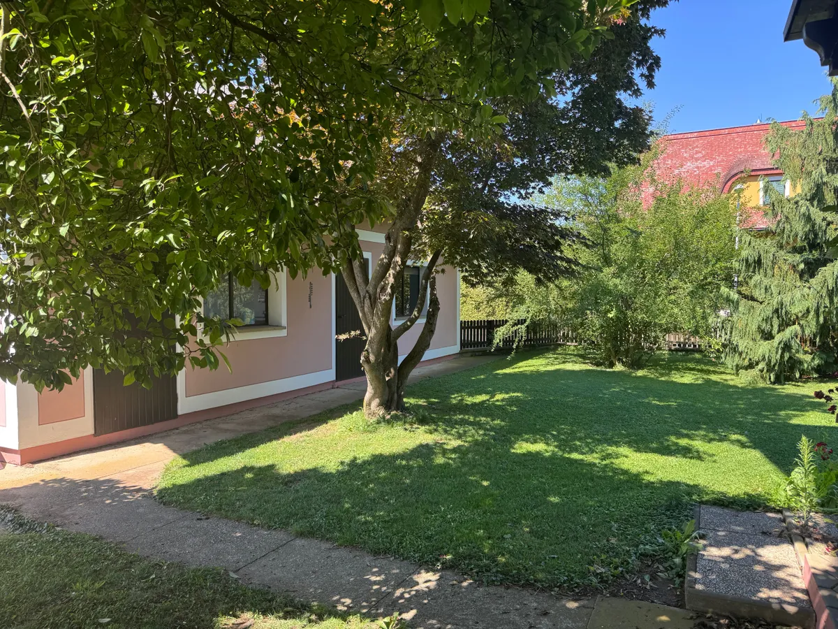 Großzügiges Ein- oder Zweifamilienhaus mit weitläufigem Garten, vier Garagen, Werkstatt und viel Raum für Familie, Hobby und Platz für neuen Wohnraum in der Südsteiermark - Ansicht 3