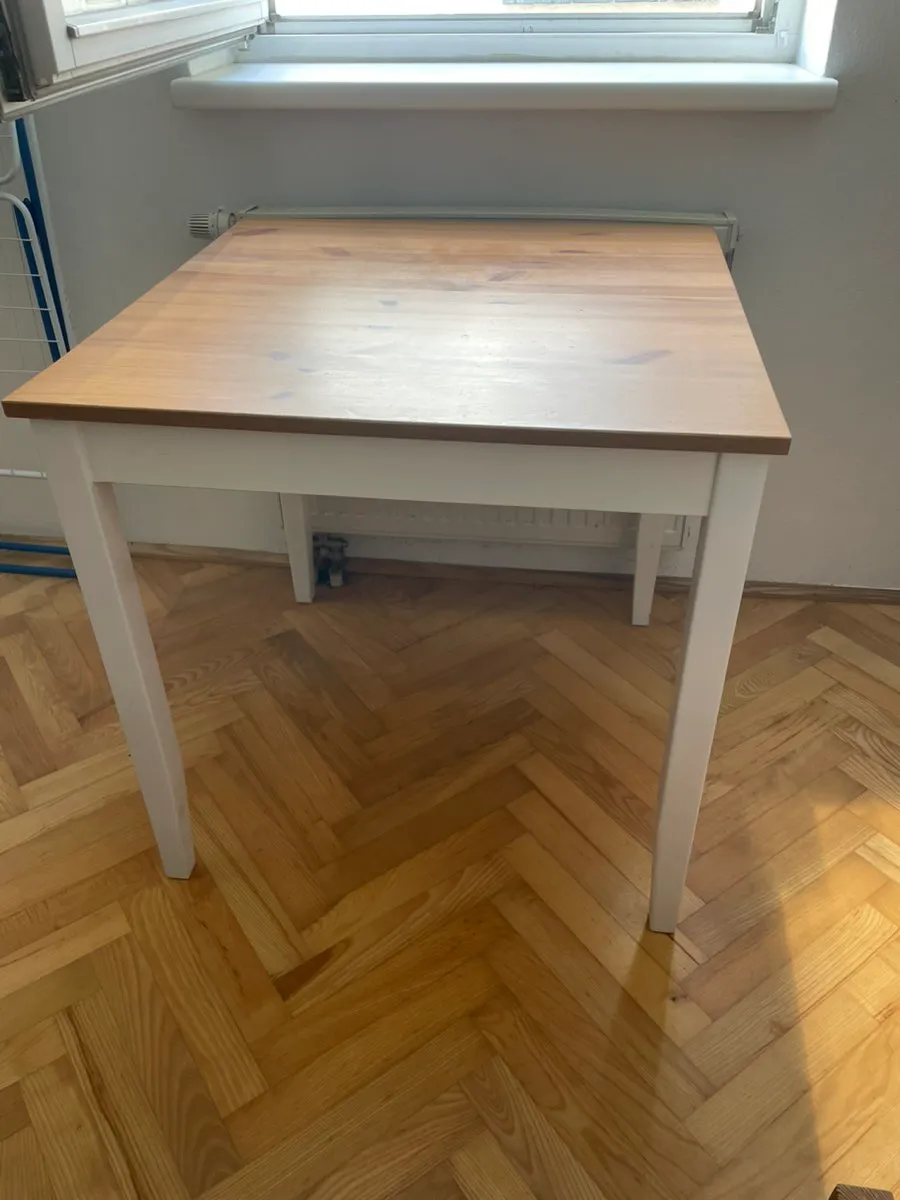 Kleiner Esstisch / Ikea Tisch Holz, € 20,- (1200 Wien)