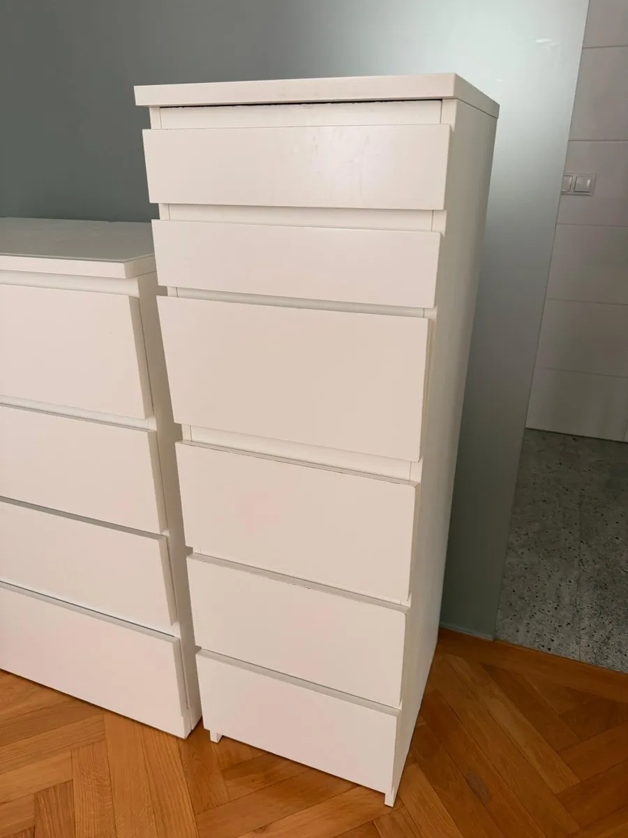 IKEA MALM Kommode schmal - 6 Schubladen & Spiegel - Weiß, € 25,- (2540 Bad Vöslau)