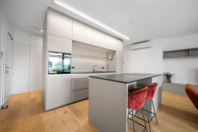 Exklusives Wohnen im Grünen - Möblierte 4-Zimmer-Wohnung mit Terrasse, Garten und Gemeinschaftspool – Bild 2