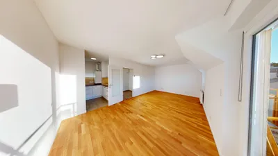 Helle Dachgeschosswohnung mit sonniger 7 m² Westterrasse und Garagenplatz in absoluter Ruhelage – Bild 2