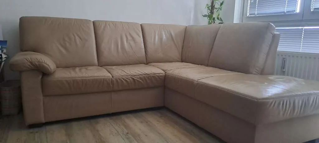 Leder Couch beige gebraucht 2,17m x 2,08m mit Stauraum, € 0,- (1100 Wien)