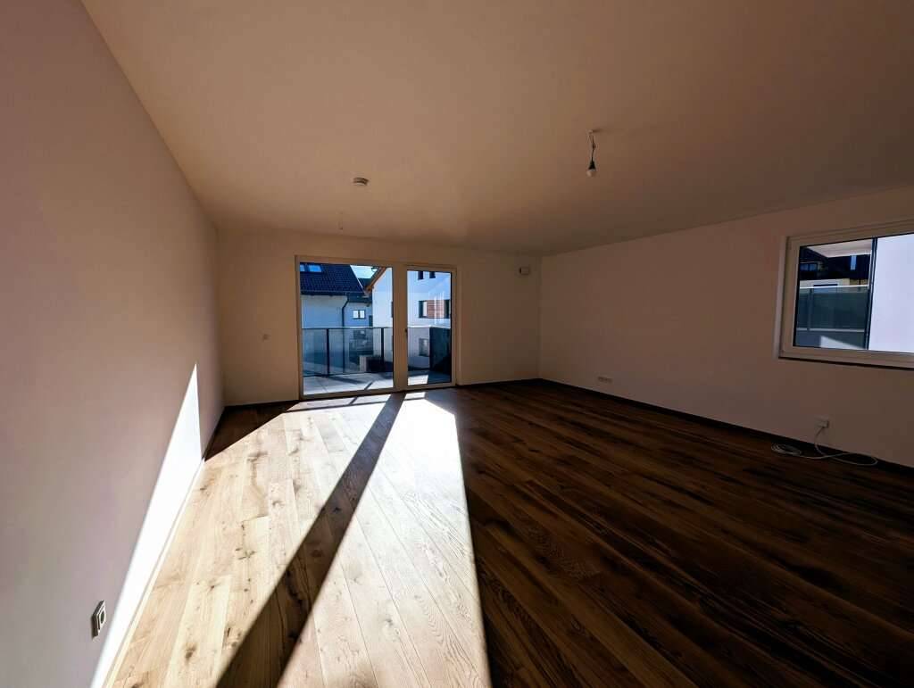 Geräumige 4 Zimmer Erstbezugs-Wohnung mit Balkon im Ortszentrum von Hallwang! - Ansicht 3