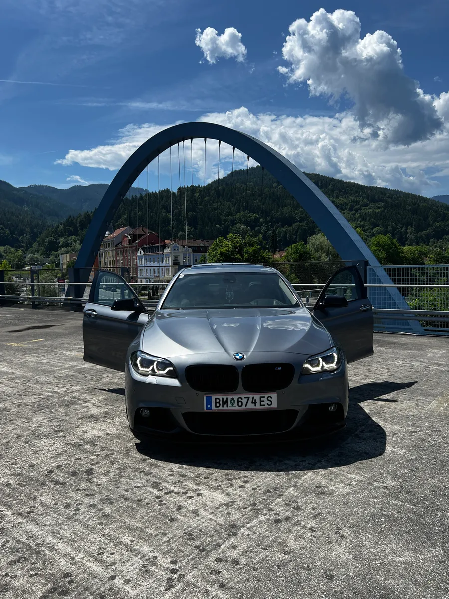 BMW 5 Series 2011 photo 2