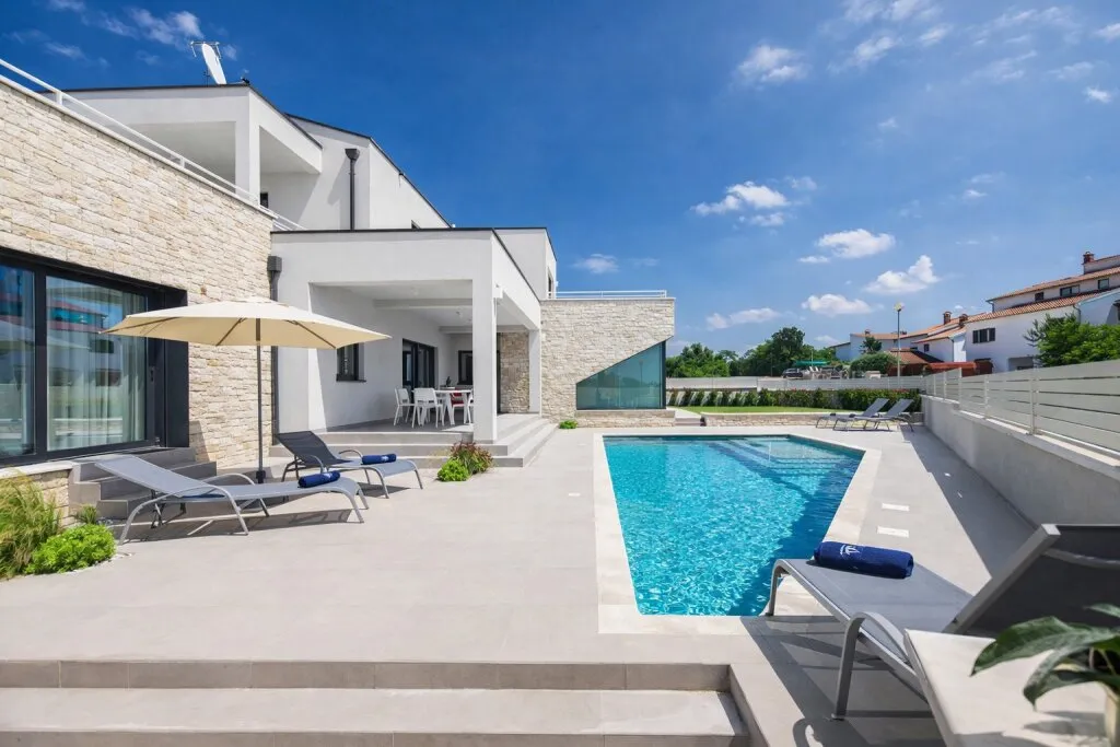 POREČ Region - Wenn Raum Wirkung entfaltet: Stilvolles Anwesen mit Pool und durchdachter Struktur