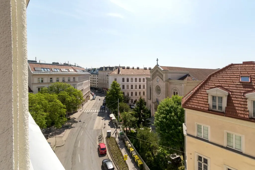Südseitiger Altbau mit schönem Ausblick! Sanierungsbedürftige 3,5-Zimmer-Wohnung im 3. Stock, Wien