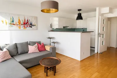 Lichtdurchflutete, zentrale, vollmöblierte 3-Zimmer-Wohnung in ruhiger Innenhoflage