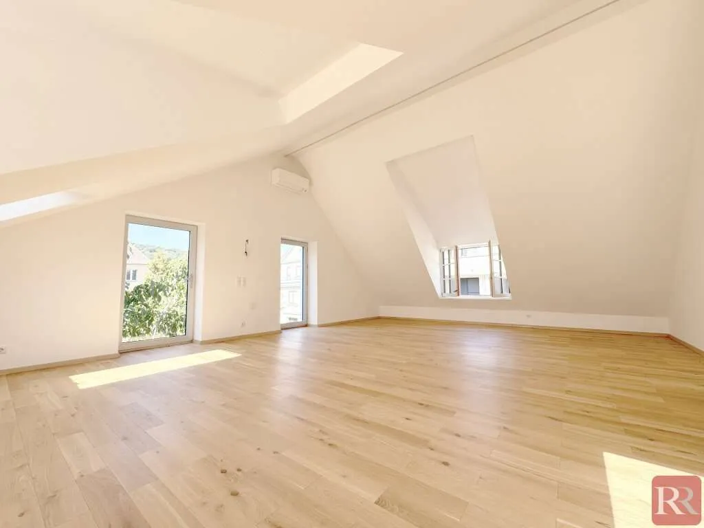 Moderne Dachgeschosswohnung mit hochwertiger Ausstattung und zentraler Lage – pohled 2
