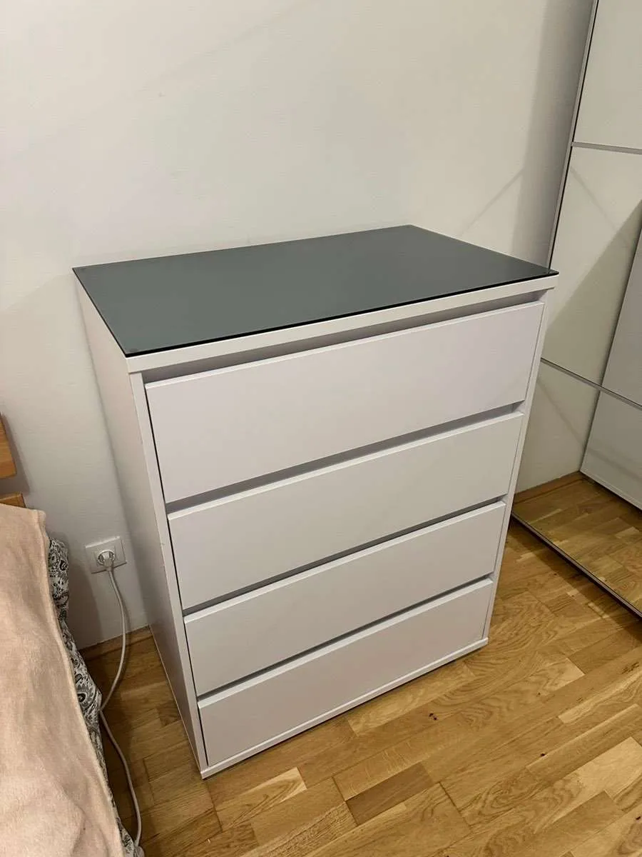 IKEA MALM Kommode weiß - 4 Schubladen - inkl. dunkelgrauer Glasplatte, € 70,- (1210 Wien)