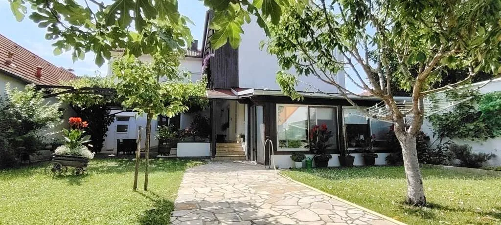 Verhandlungsbasis direkt vom Eigentümer. Mehrfamilienhaus mit 3 Apartmentwohnungen. Grundstück auf zwei Parzellen. Rendite € 70.000, -/ Jahr. 5 min von St. Martins Therme entfernt - Bilde 3