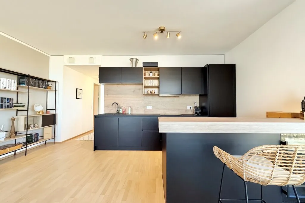 MARINATOWER - Fernblick - 31. Liftstock - 3 Zimmer - ca. 90m² gew. NFL - Loggia & Balkon - Möbliert - Ansicht 2