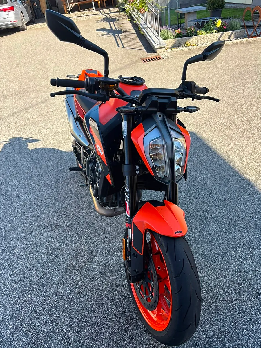 KTM 890