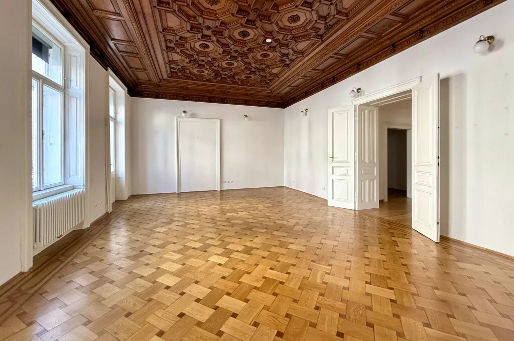 Großzügige Altbauwohnung mit kleinem Balkon in repräsentativen Stilaltbau, Wien