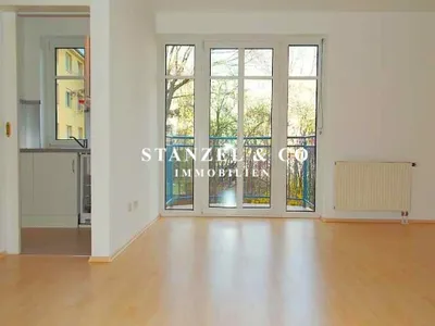 GARTENSEITIGE GARCONNIERE MIT BALKON