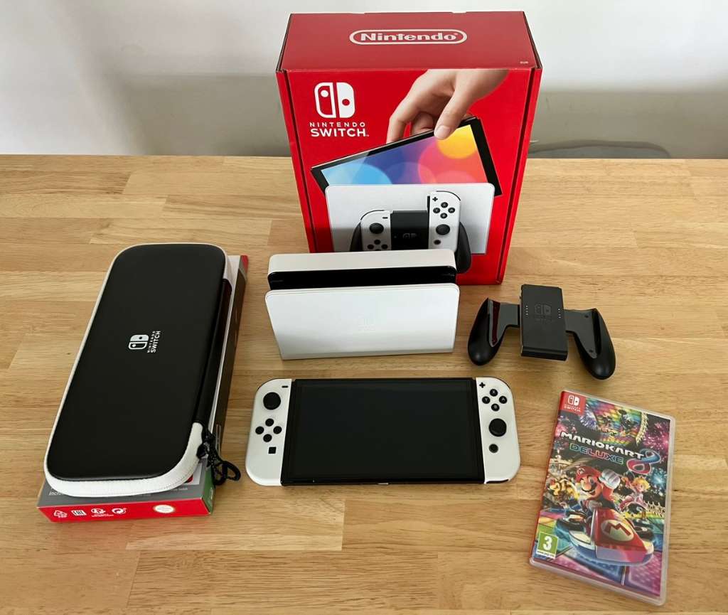 Nintendo Switch OLED schwarz/ weiß inkl. Mario Kart 8 Deluxe & Tasche, €  320,- (4040 Linz) - willhaben