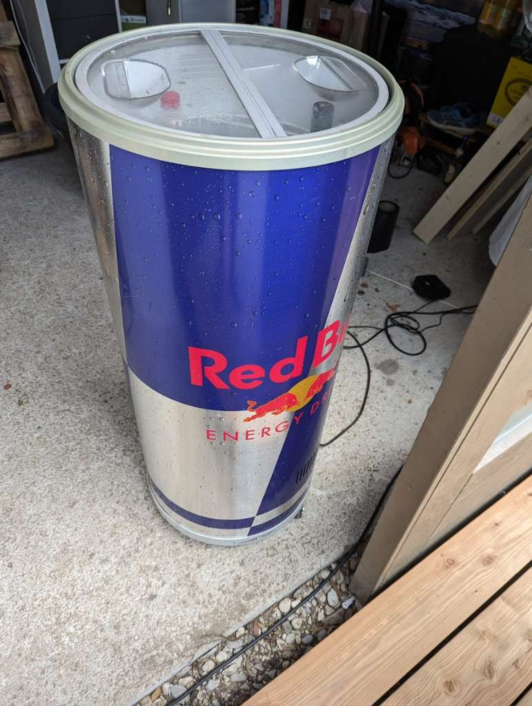 FIXPREIS - Red Bull Kühlschrank Dosenform, € 360,- (4650 Aichham) -  willhaben