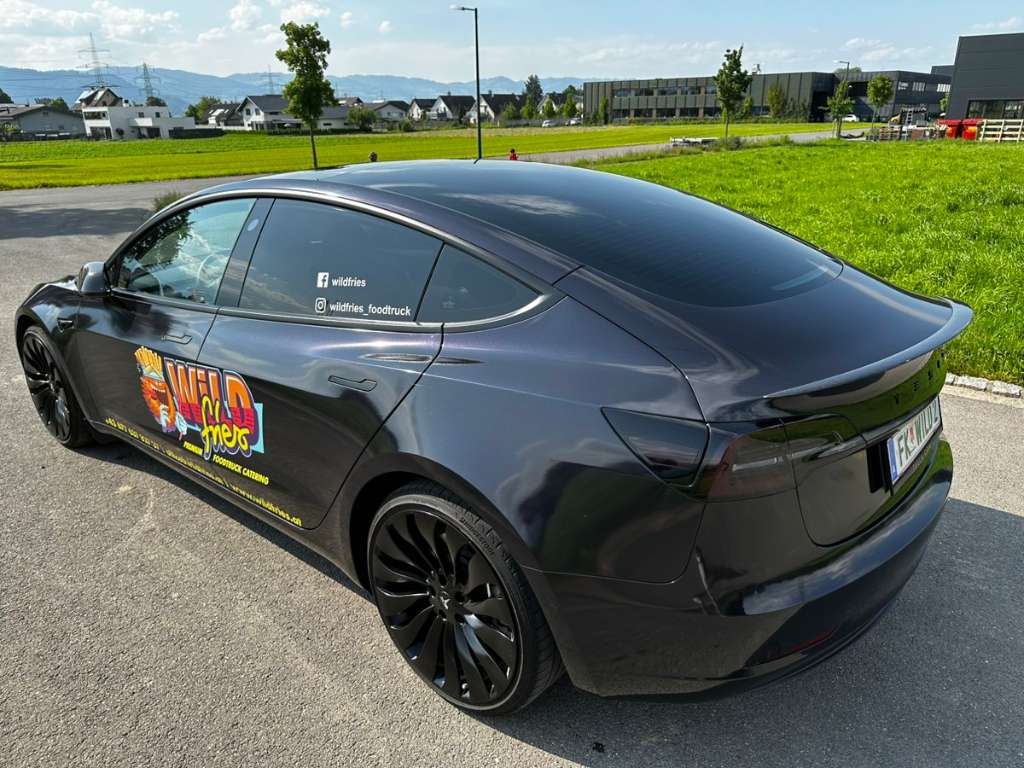 Tesla Model 3 LR Facelift mit AHK in Sonderfarbe foliert Limousine, 2021,  37.000 km, € 40.990,- - willhaben