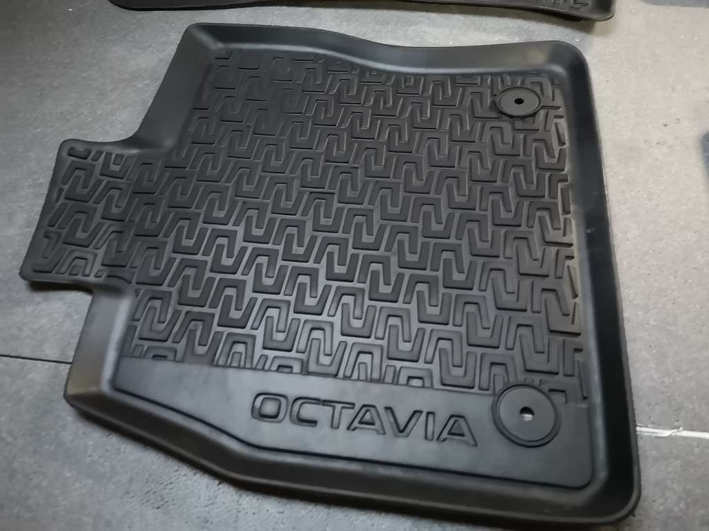 Gummi Fußmatten für Skoda Octavia Typ 5