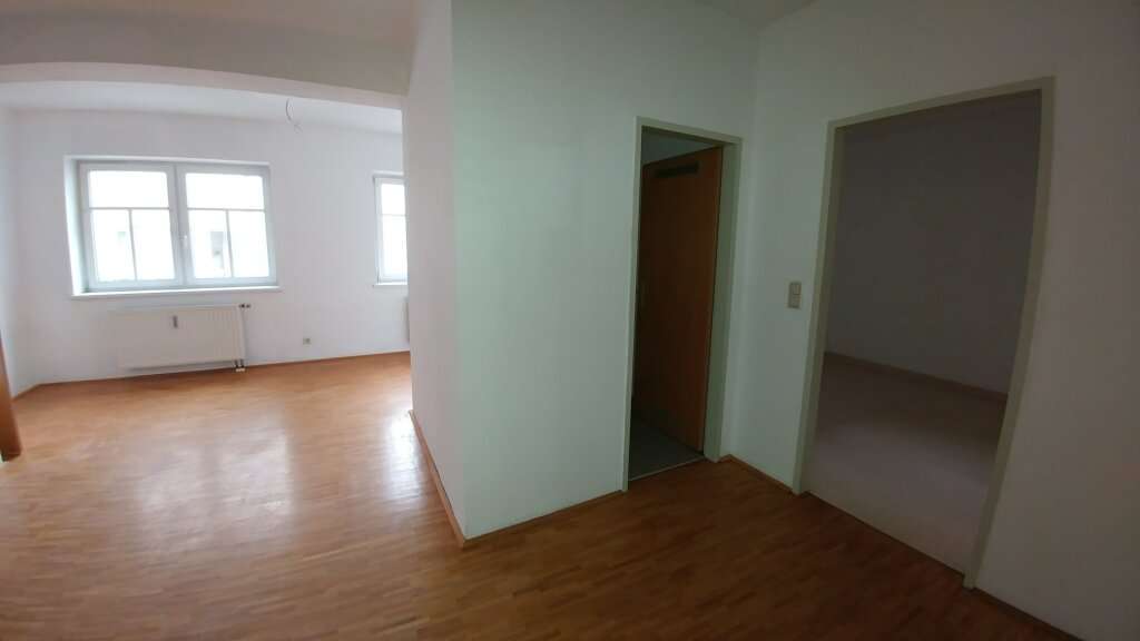 Optimal Aufgeteilte 2-Zimmer-Wohnung Mit Kleinem Balkon Und Möblierter ...