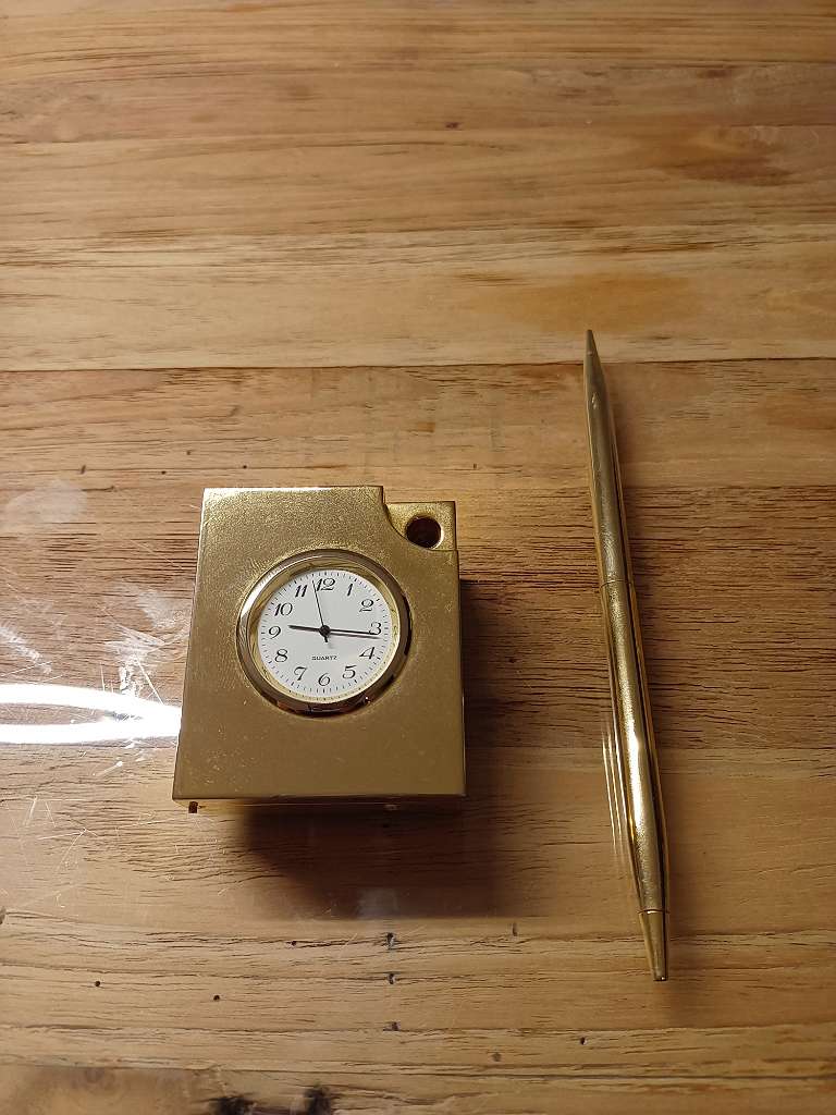 Schreibtisch Uhr mit Stift aus Messing( vergoldet), € 45,- (8454 Altenbach)  - willhaben