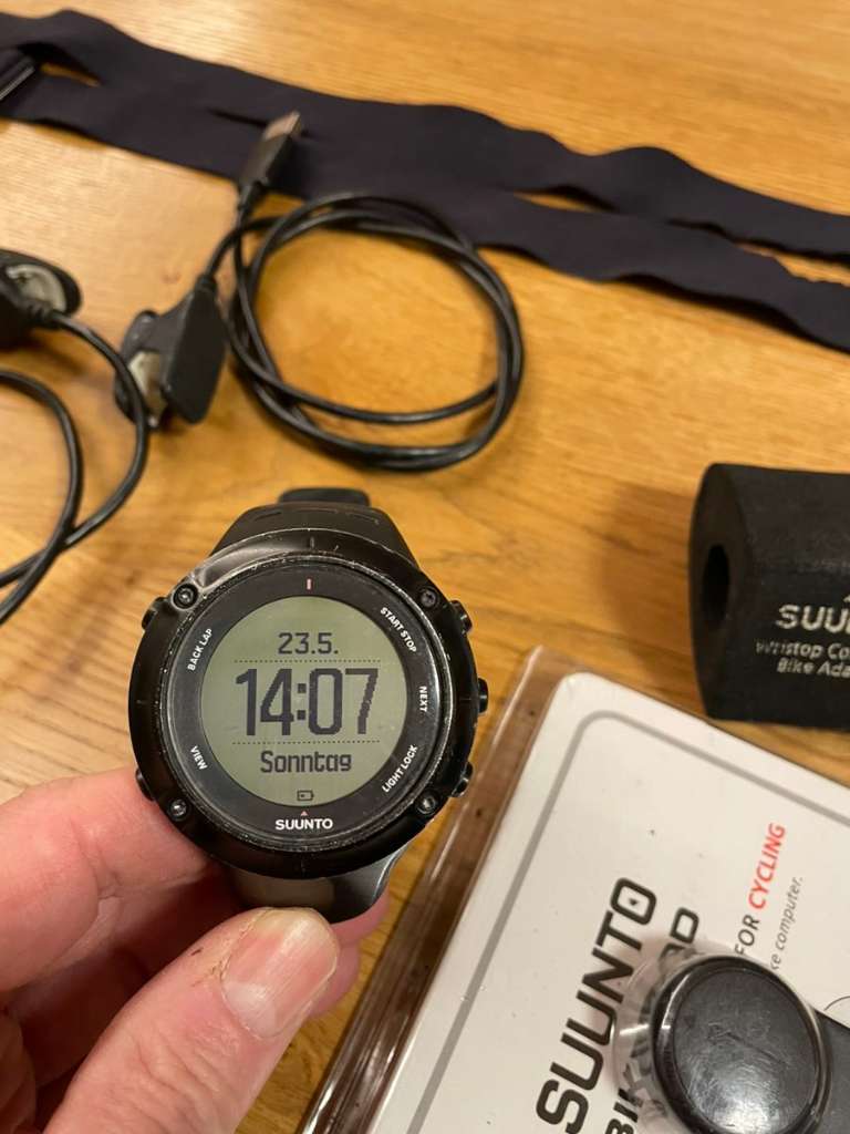 Suunto Ambit 3 Peak mit Bikepod 2 Ladekabel u 1 Lenkerhalterung